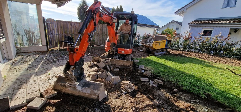 Gartenbau Winterthur – Bagger bei Vorbereitungsarbeiten für die Landschaftsgestaltung